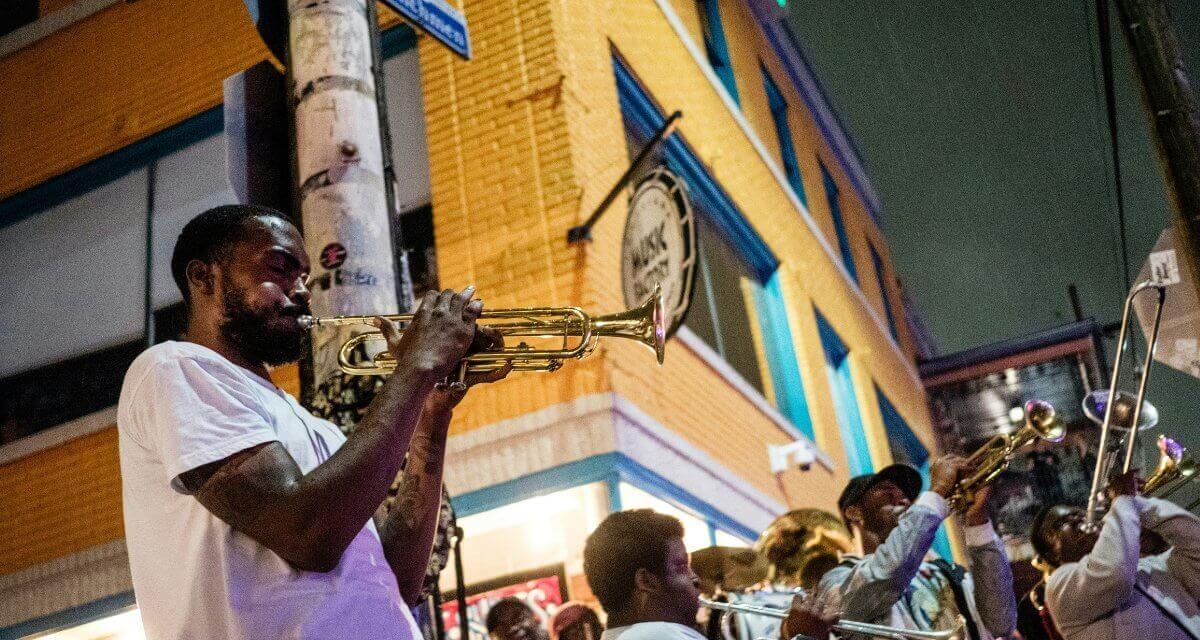 buss on canal street in New Orleans